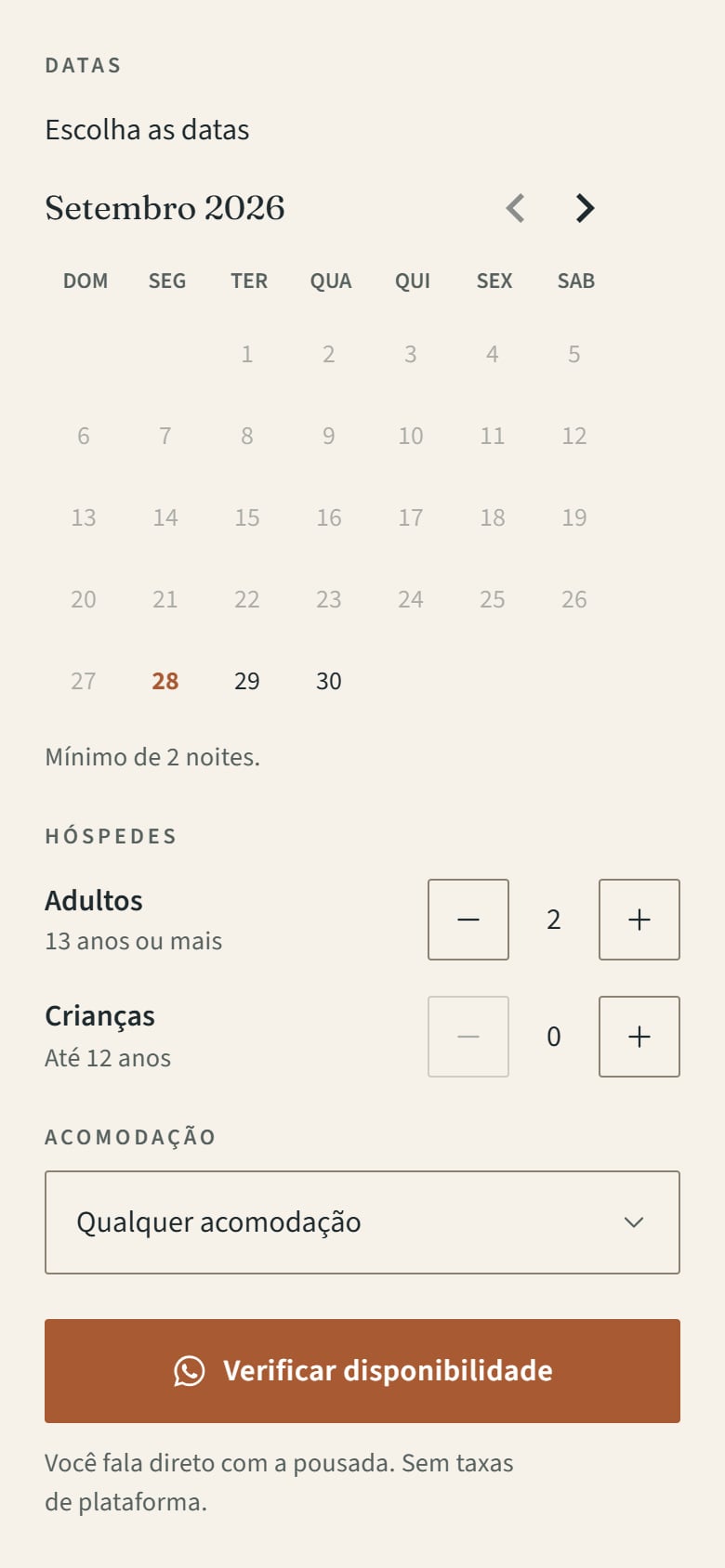 Alísio booking panel on a phone: calendar, number of adults and children, room choice and the button to check availability on WhatsApp.
